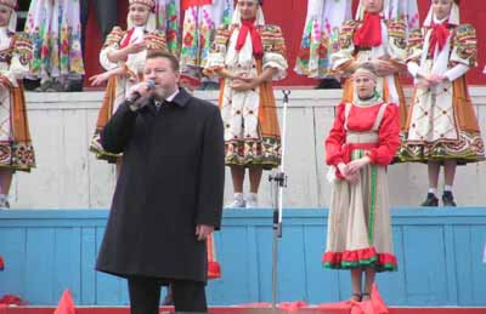 9 мая в барнауле: алтайский губернатор пел народу о
нуждах ветеранов.