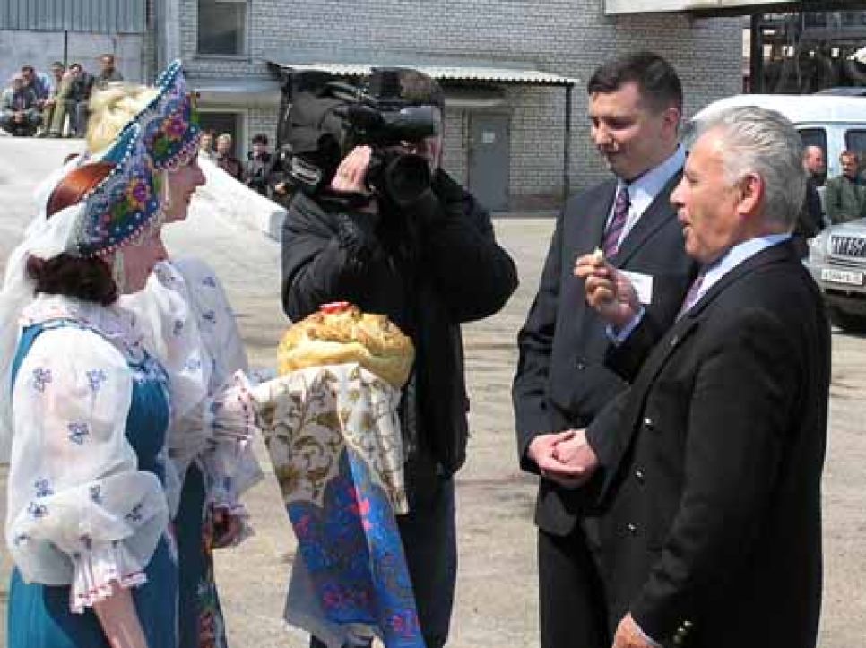 "хлеб дорожает - бабы не рожают" - следуя этой народной
мудрости, руководство апк "хлеб алтая" предлагает краевым властям
создать региональный продовольственный фонд зерна.