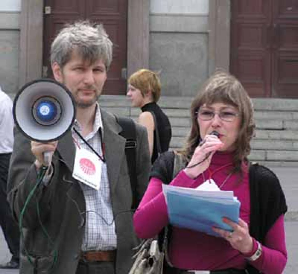 Митинг движения "пробуждение" закончился детективной
историей: представители "власти" и "общественности" в диалоге
конспирировали и скрывали свои имена.