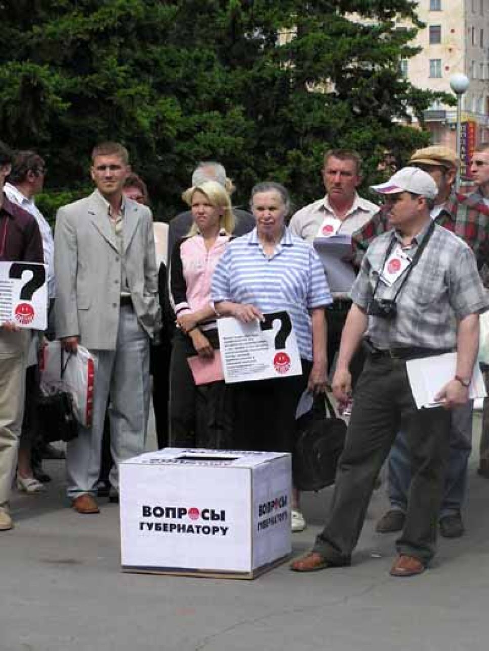 Митинг движения "пробуждение" закончился детективной
историей: представители "власти" и "общественности" в диалоге
конспирировали и скрывали свои имена.
