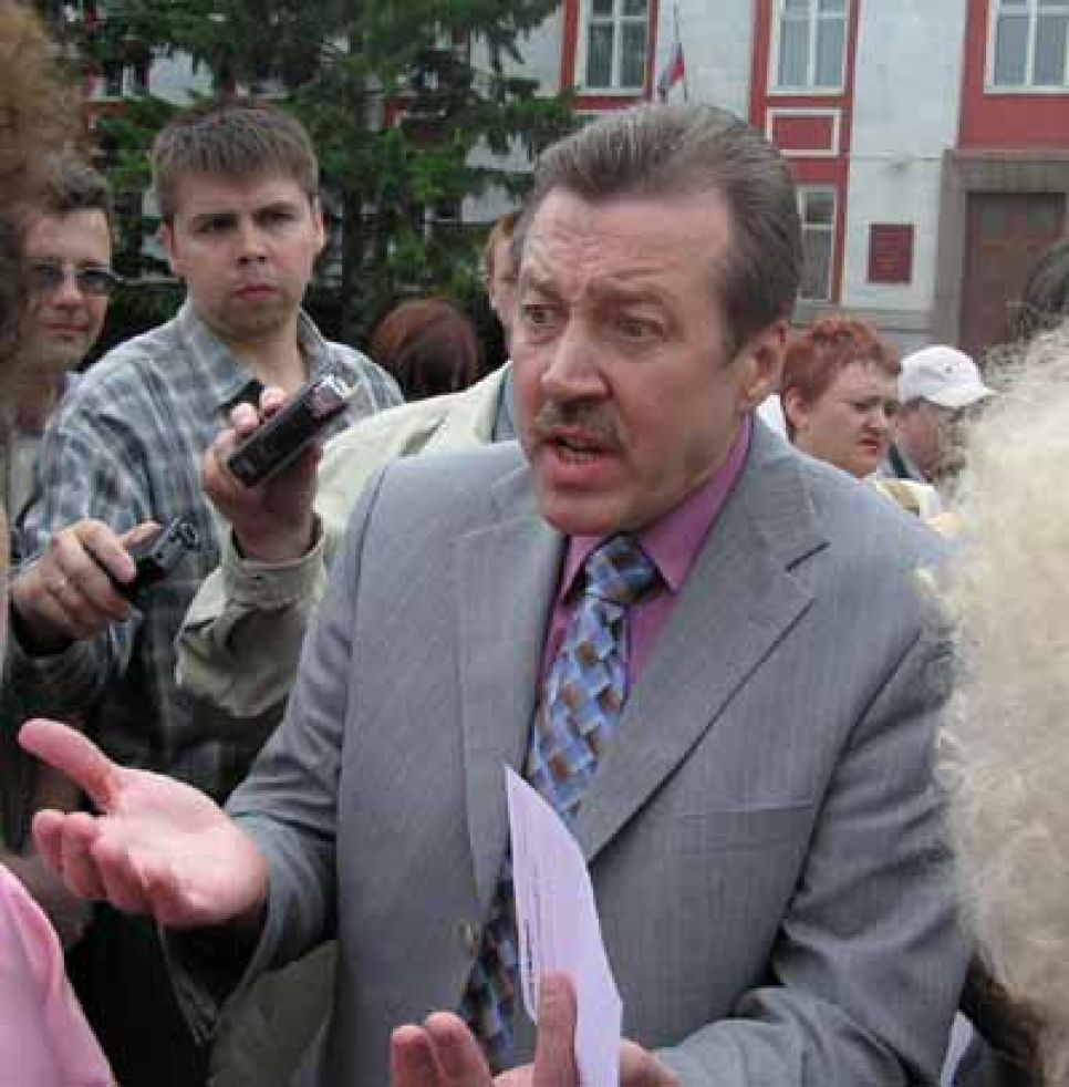 Митинг движения "пробуждение" закончился детективной
историей: представители "власти" и "общественности" в диалоге
конспирировали и скрывали свои имена.