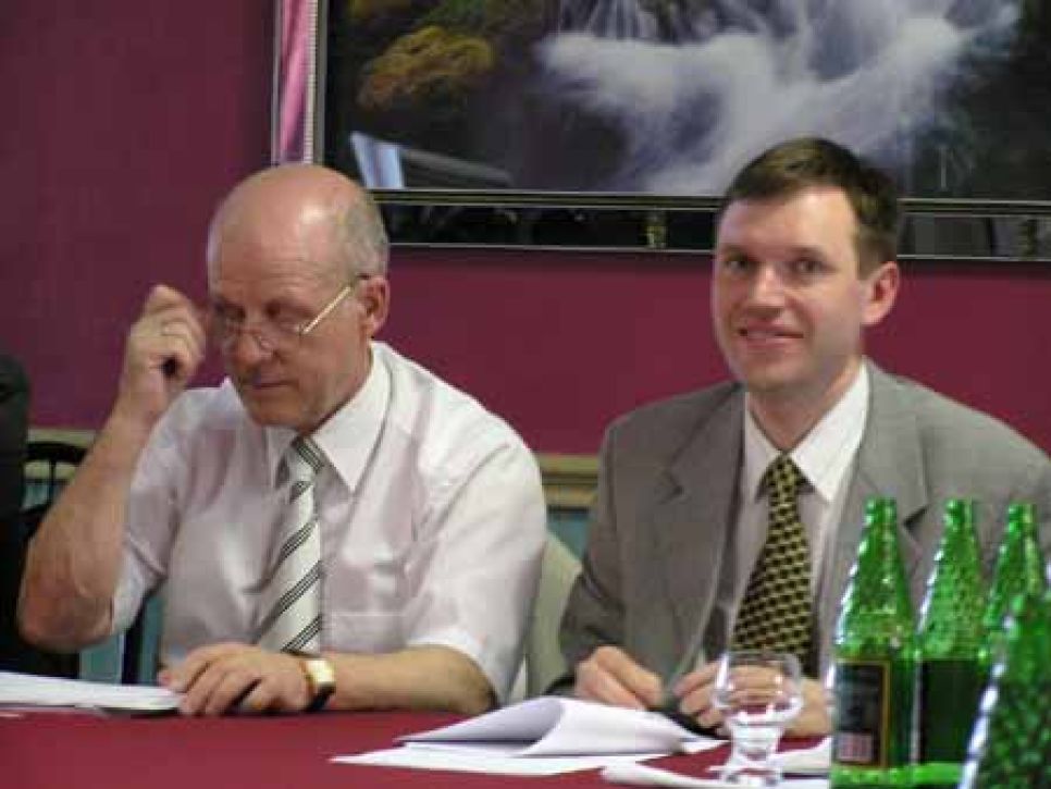 Гувд алтайского края вмешалось в конфликт за землю
между одной из крупнейших промышленных групп (оао "алтайкровля")
и деревенским сельсоветом.