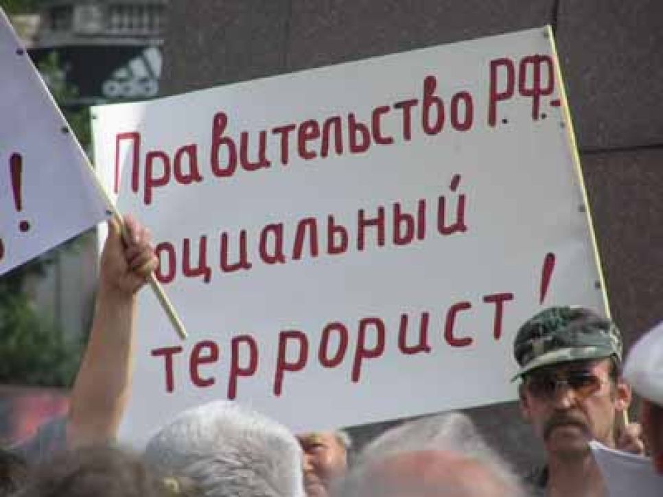 Бывший депутат дмитрий чикалов грудью защищал михаила
евдокимова перед участниками митинга социального протеста.