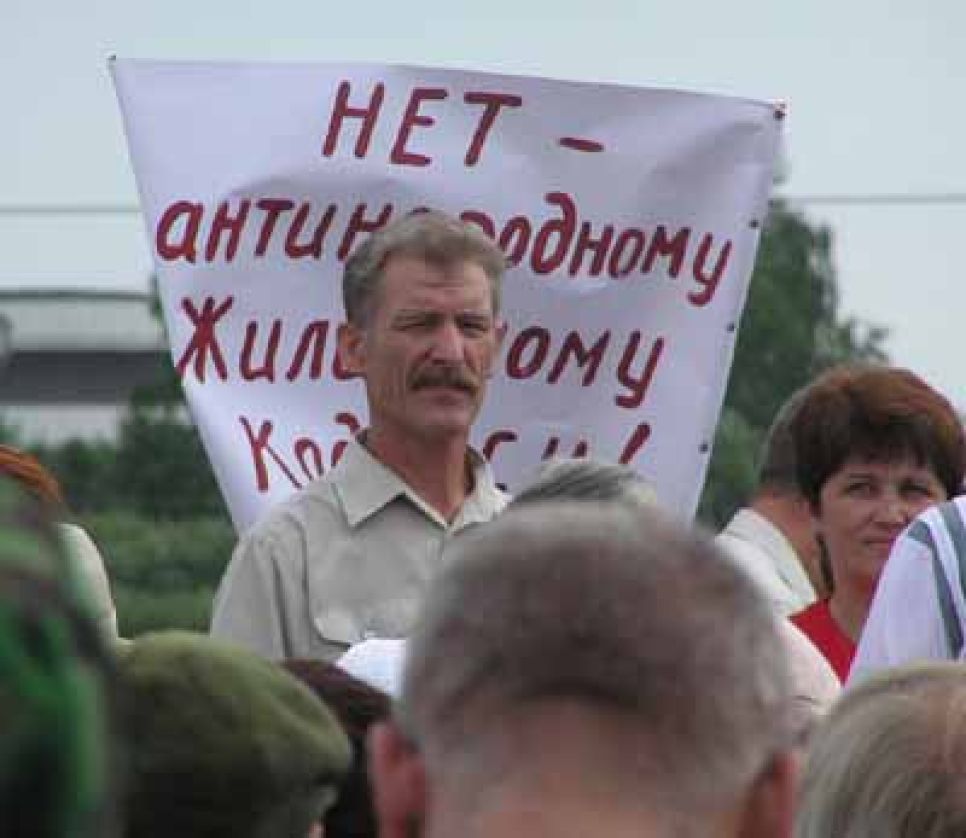 Бывший депутат дмитрий чикалов грудью защищал михаила
евдокимова перед участниками митинга социального протеста.