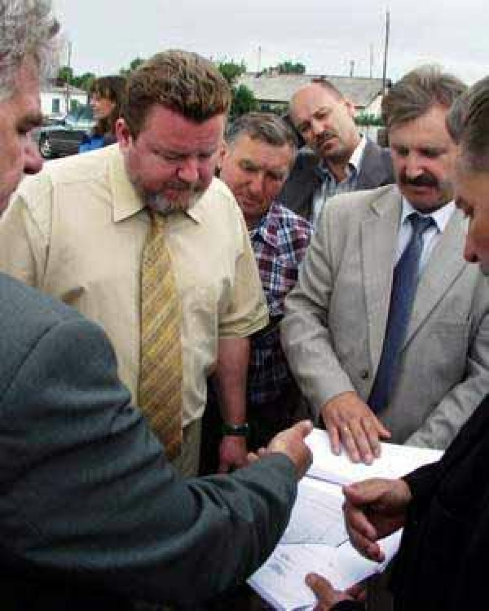 20-тонный бронзовый монумент шукшина 24 июля прибывает в
алтайский край.