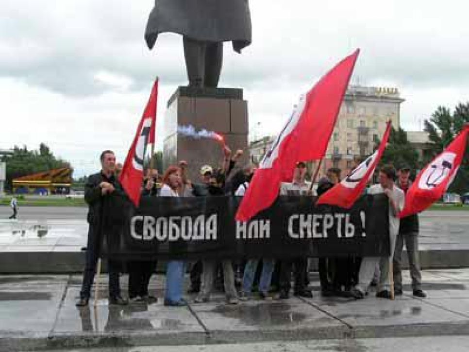 Митинг нацболов в барнауле: лимоновцы требовали
освободить своего партайгеноссе, упирая на то, что голосовали за
губернатора михаила евдокимова.