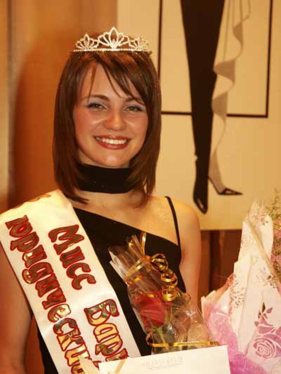 "свадьба с генералом": юбилейные шукшинские чтения на
горе пикет отличала хорошо организованная помпезность, охраняемая
милиционерами с собаками.