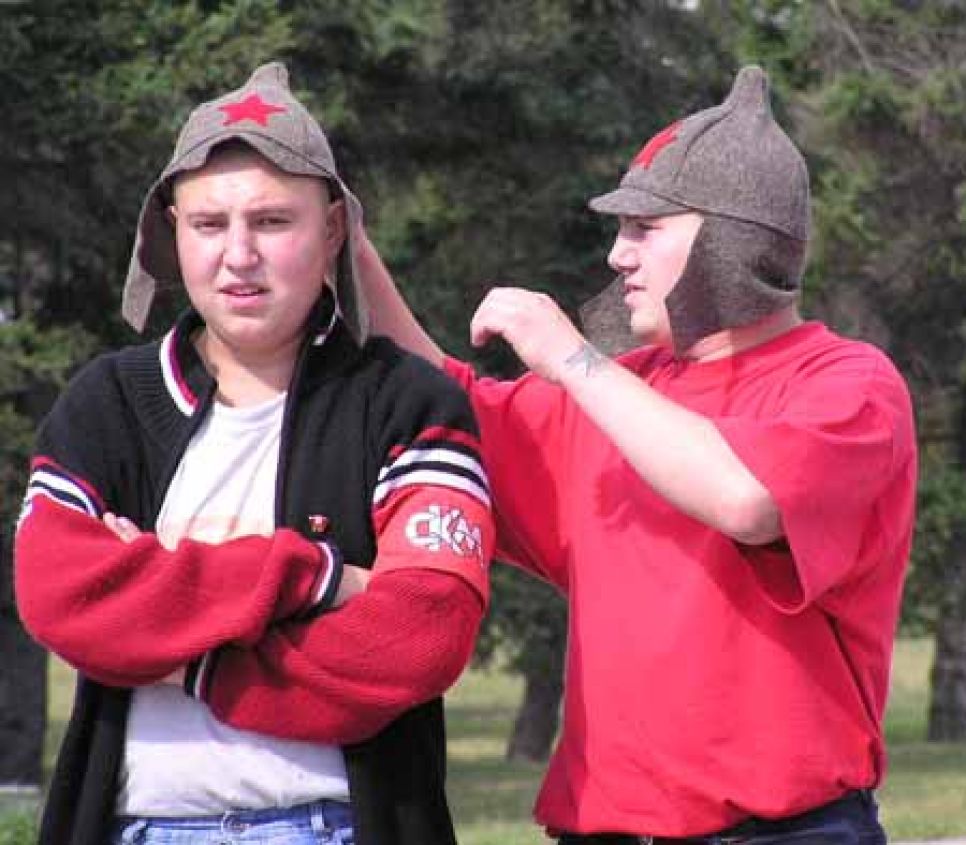 "свадьба с генералом": юбилейные шукшинские чтения на
горе пикет отличала хорошо организованная помпезность, охраняемая
милиционерами с собаками.