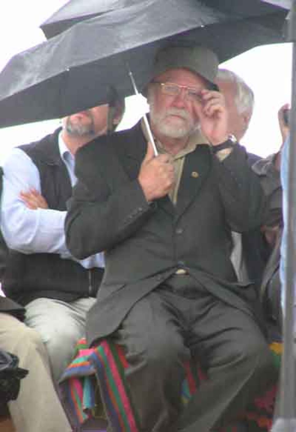 "свадьба с генералом": юбилейные шукшинские чтения на
горе пикет отличала хорошо организованная помпезность, охраняемая
милиционерами с собаками.