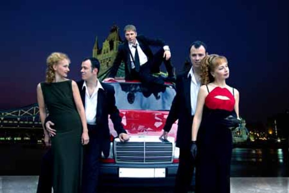 "свадьба с генералом": юбилейные шукшинские чтения на
горе пикет отличала хорошо организованная помпезность, охраняемая
милиционерами с собаками.