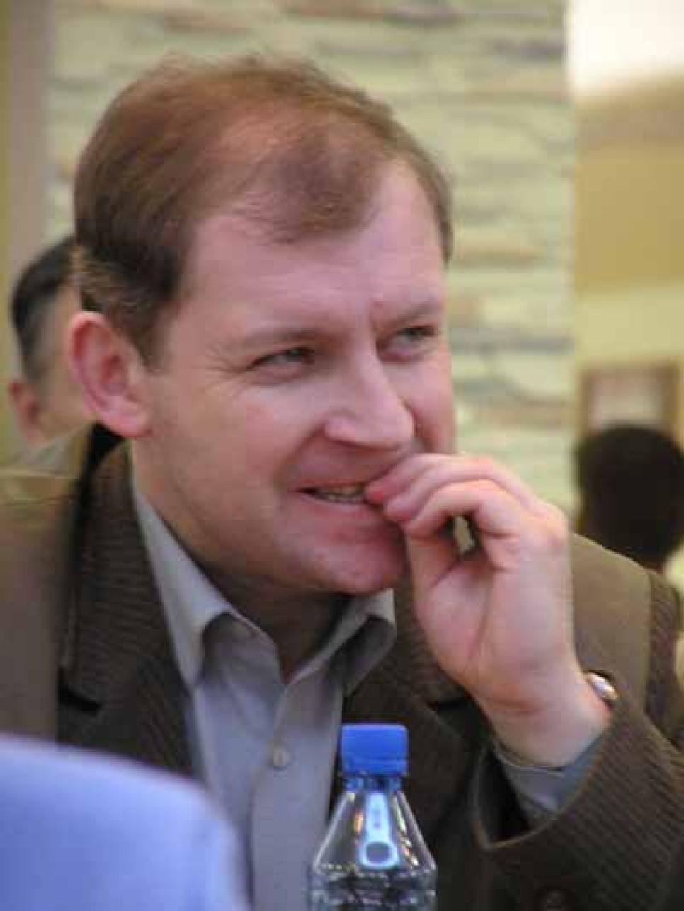 "свадьба с генералом": юбилейные шукшинские чтения на
горе пикет отличала хорошо организованная помпезность, охраняемая
милиционерами с собаками.