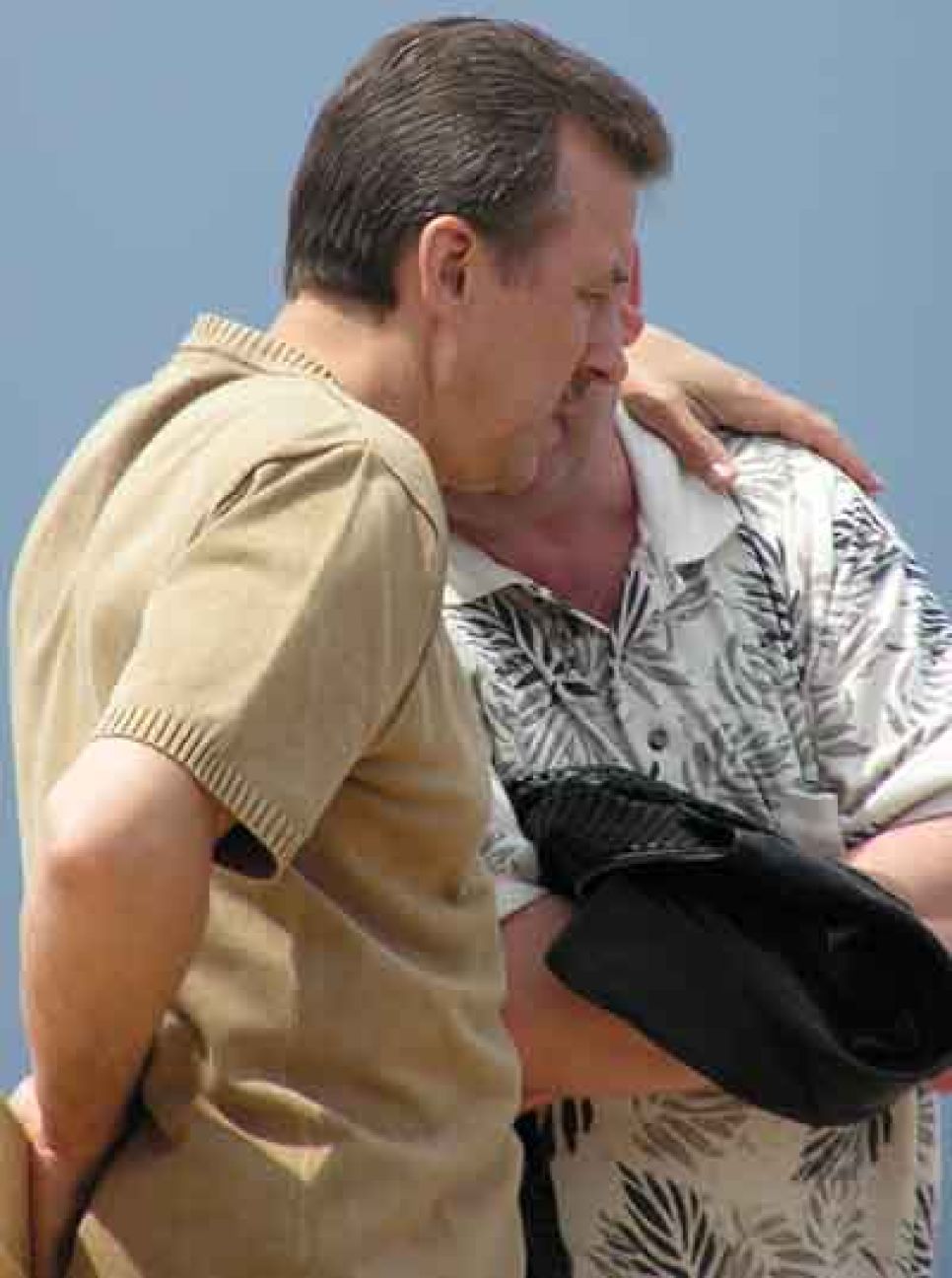 "свадьба с генералом": юбилейные шукшинские чтения на
горе пикет отличала хорошо организованная помпезность, охраняемая
милиционерами с собаками.