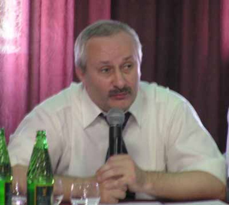 "свадьба с генералом": юбилейные шукшинские чтения на
горе пикет отличала хорошо организованная помпезность, охраняемая
милиционерами с собаками.