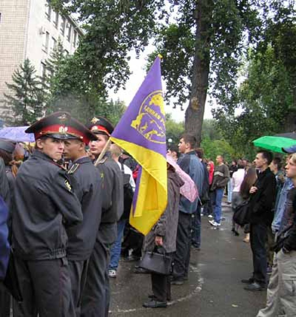 В барнауле прошел антитеррористический митинг:
чиновники и "единороссы" пытались воодушевить снятых с занятий
"на мероприятие" студентов