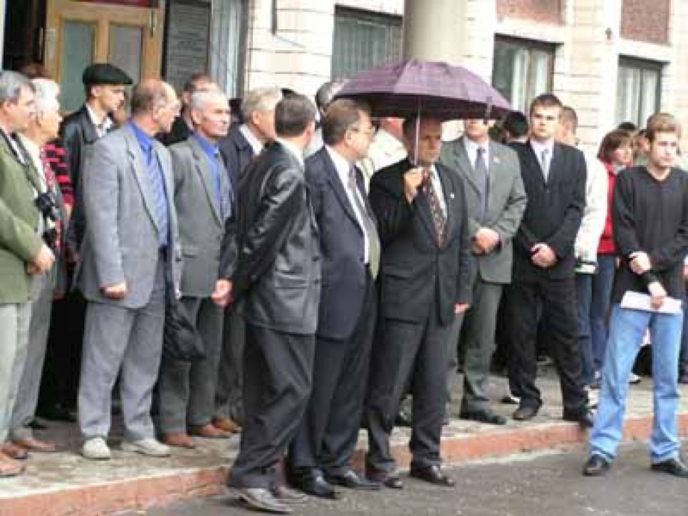 В барнауле прошел антитеррористический митинг:
чиновники и "единороссы" пытались воодушевить снятых с занятий
"на мероприятие" студентов