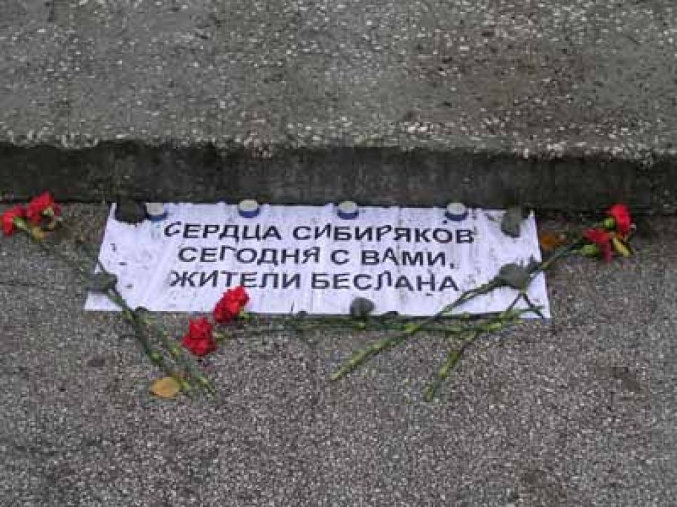 В барнауле прошел антитеррористический митинг:
чиновники и "единороссы" пытались воодушевить снятых с занятий
"на мероприятие" студентов