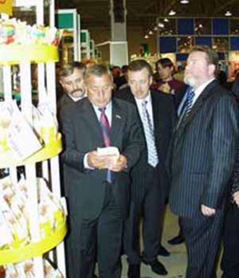 15 медалей получили предприятия алтайского края на
агропромышленной выставке "золотая осень" в москве, а "чучело
живого медведя", привезенное в москву михаилом евдокимовым,
принесло алтайскому губернатору хрустальную вазу за лучший стенд.