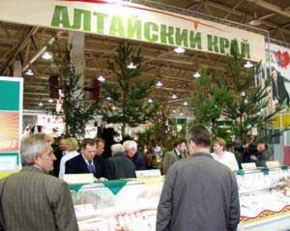 15 медалей получили предприятия алтайского края на
агропромышленной выставке "золотая осень" в москве, а "чучело
живого медведя", привезенное в москву михаилом евдокимовым,
принесло алтайскому губернатору хрустальную вазу за лучший стенд.