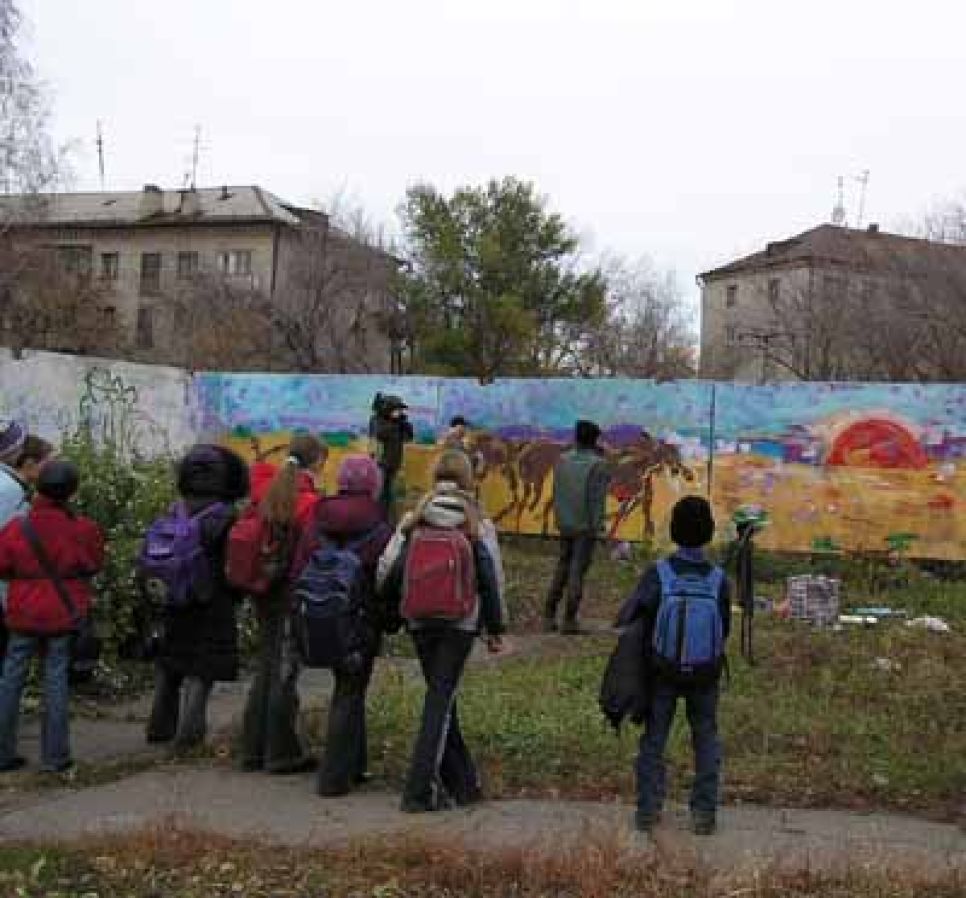 Центр "социальное партнерство" разрисовал в барнауле
последний в эту осень забор.