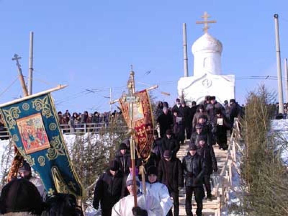 Репортаж о великом празднике крещения: едва крещенский
городок покинул епископ максим, дежурный сержант милиции объявил
себя владыкой, царем и воинским начальником...