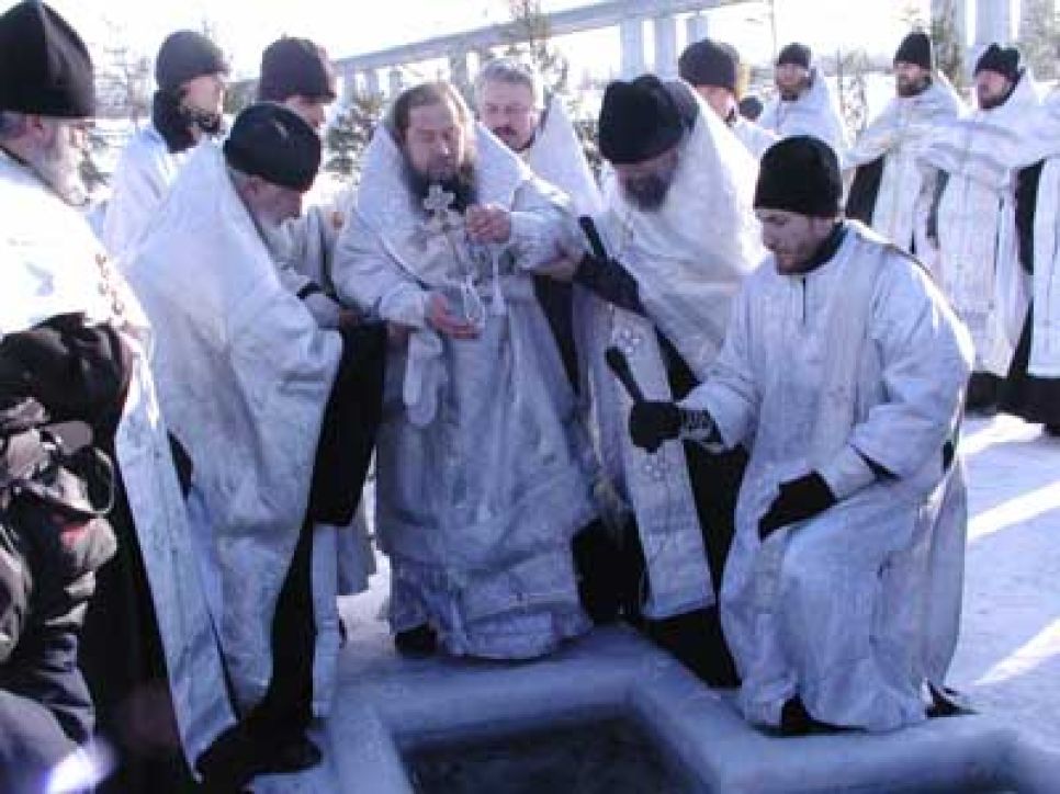 Репортаж о великом празднике крещения: едва крещенский
городок покинул епископ максим, дежурный сержант милиции объявил
себя владыкой, царем и воинским начальником...