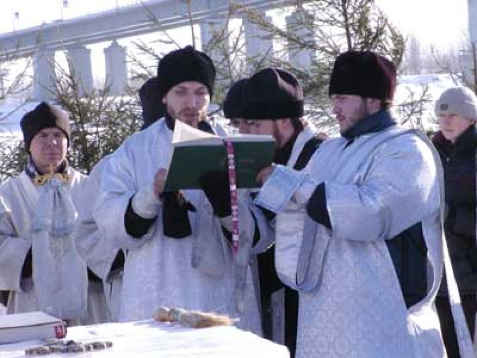 Репортаж о великом празднике крещения: едва крещенский
городок покинул епископ максим, дежурный сержант милиции объявил
себя владыкой, царем и воинским начальником...