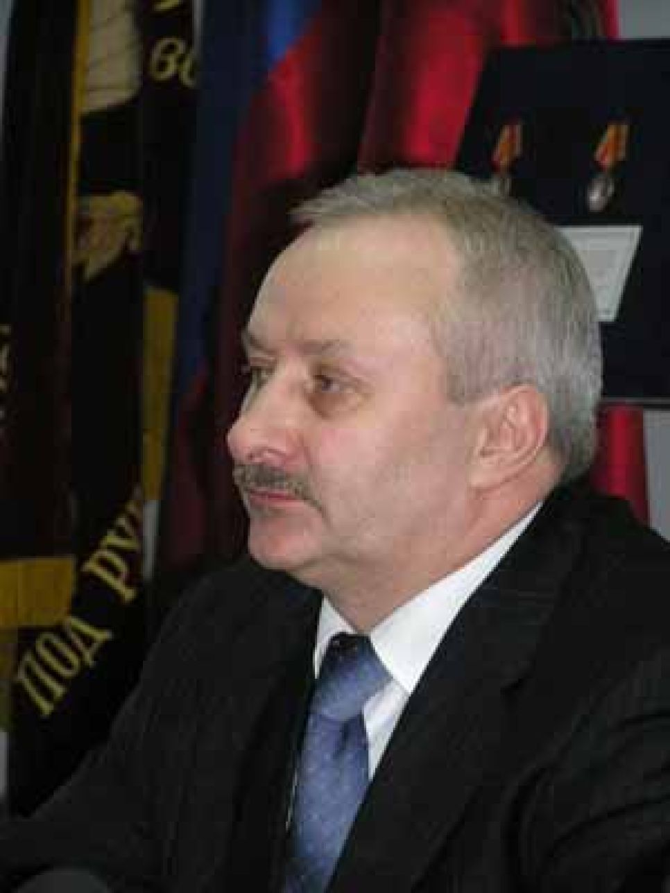 Сергей шабалин намерен создать в
алтайском крае антикризисное "правительство профессионалов", но
еще не получил согласие анатолия чубайса на свою
отставку.