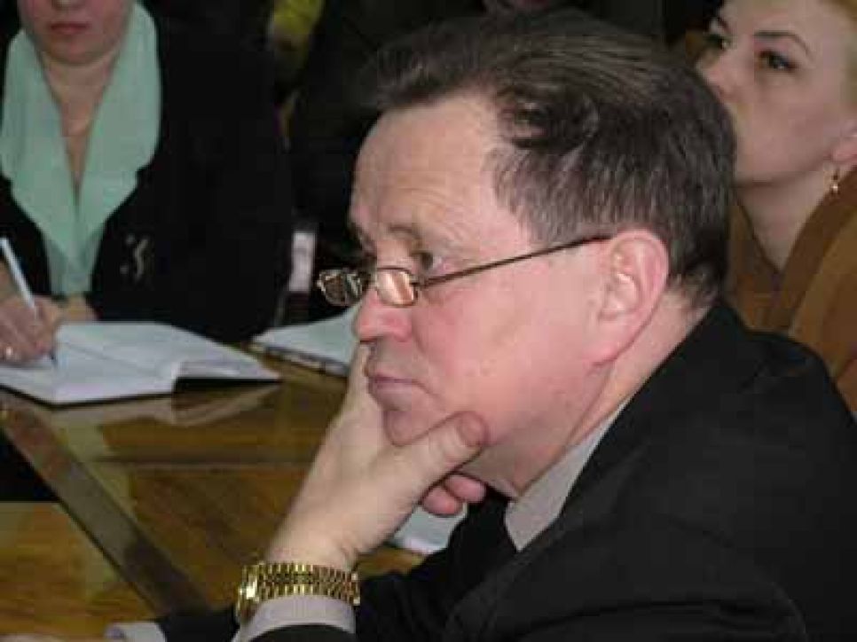 Сергей шабалин намерен создать в
алтайском крае антикризисное "правительство профессионалов", но
еще не получил согласие анатолия чубайса на свою
отставку.