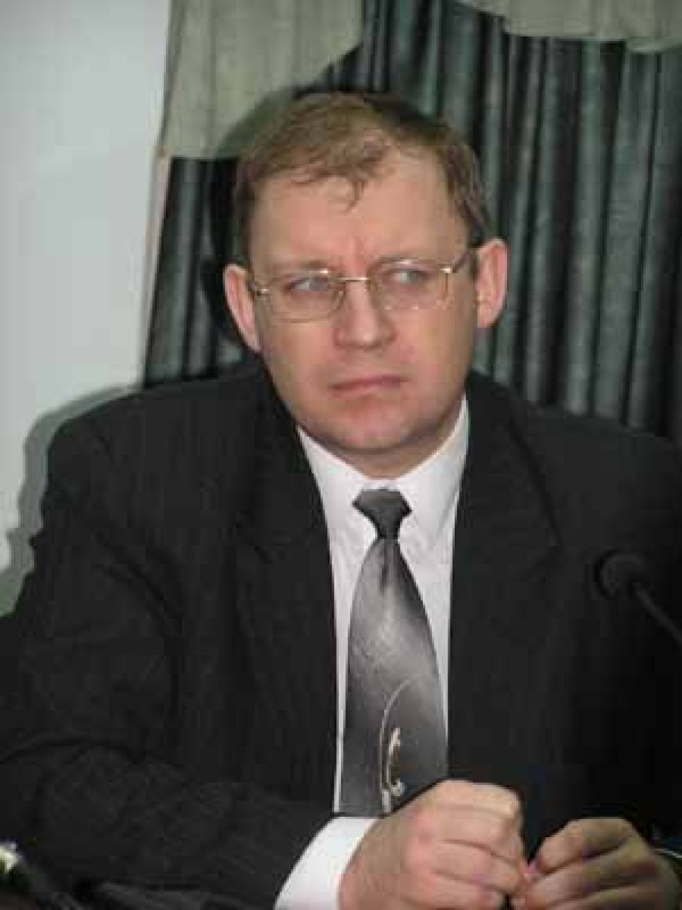 Сергей шабалин намерен создать в
алтайском крае антикризисное "правительство профессионалов", но
еще не получил согласие анатолия чубайса на свою
отставку.