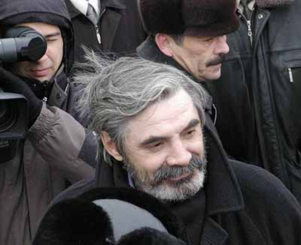 Известный актер александр панкратов-черный
поблагодарил митингующих за поддержку михаилу евдокимову и
попросил не поддаваться на провокации и не устраивать бесчинств.