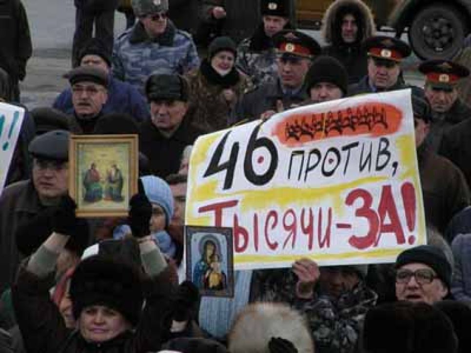 Известный актер александр панкратов-черный
поблагодарил митингующих за поддержку михаилу евдокимову и
попросил не поддаваться на провокации и не устраивать бесчинств.