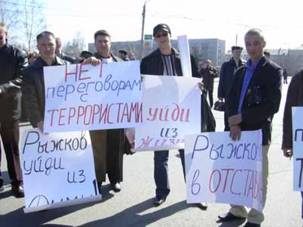 Митинг "единой россии" в барнауле прошел под антирыжковскими
лозунгами и отеческим присмотром политтехнолога дмитрия соболева.
