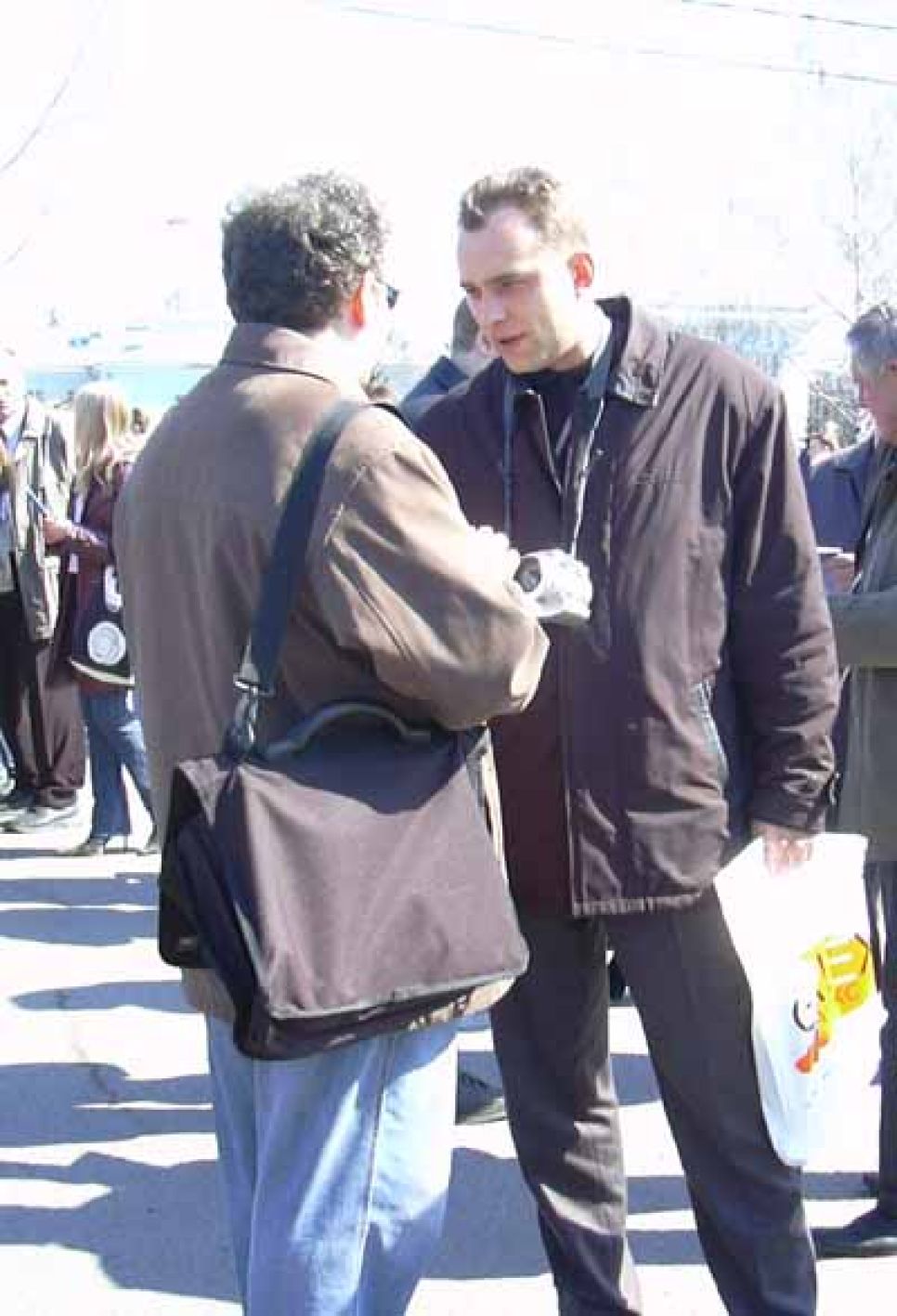 Митинг "единой россии" в барнауле прошел под антирыжковскими
лозунгами и отеческим присмотром политтехнолога дмитрия соболева.