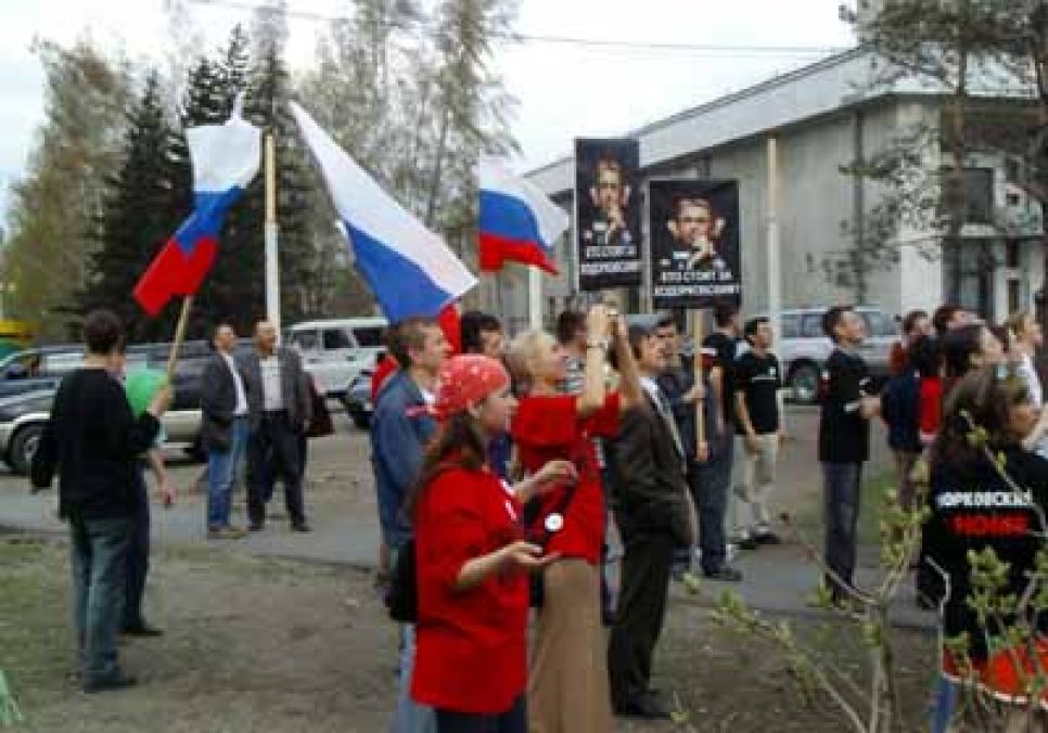 Несколько десятков молодых людей приняли участие в
прошедшем в Барнауле флэш-мобе, проведенном под лозунгом "Свободу
Михаилу Ходорковскому!"