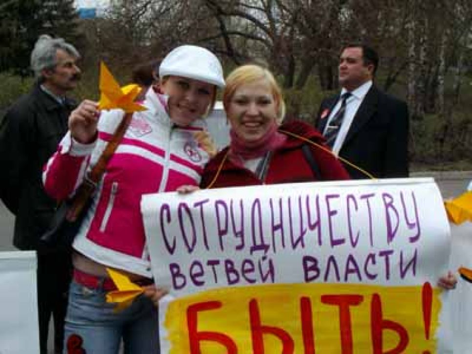 "Будильникам" не дали провести флэш-моб на площади
Советов: сессия КСНД началась в Барнауле в нервной, но в целом
стабильной обстановке.
