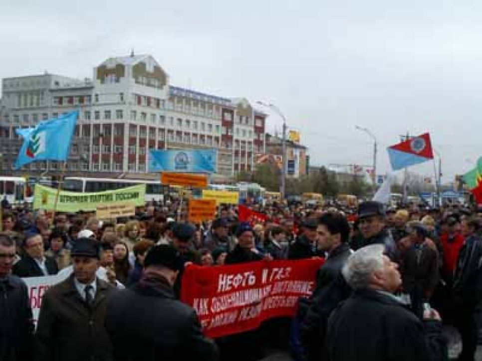 В Барнауле прошел митинг аграриев, но пожарники не дали
крестьянам сжечь in effigie путинских министров.