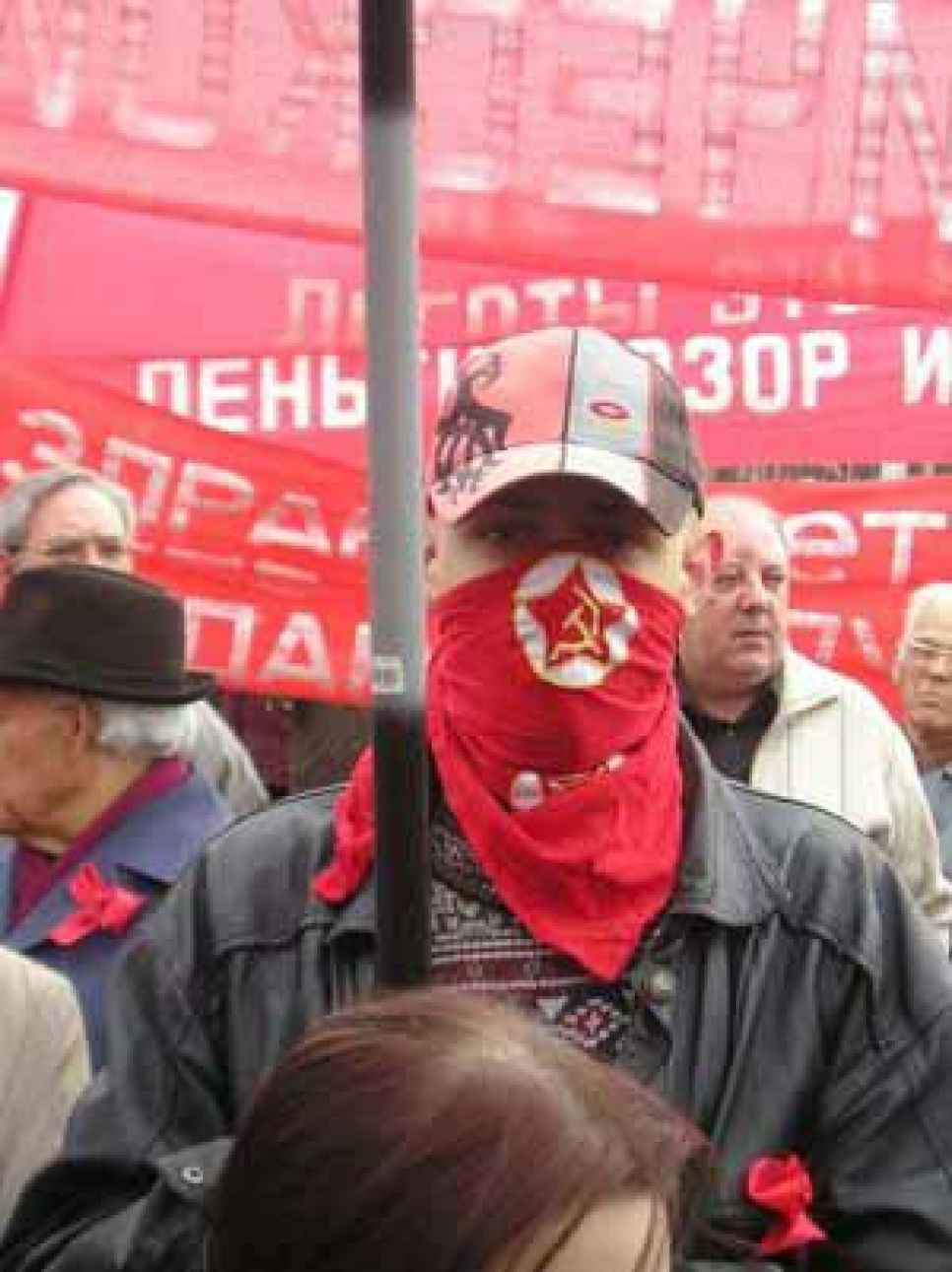 Эксклюзивный
фоторепортаж: Попыткой задержания комсомольских
активистов завершилась первомайская демонстрация в Барнауле.