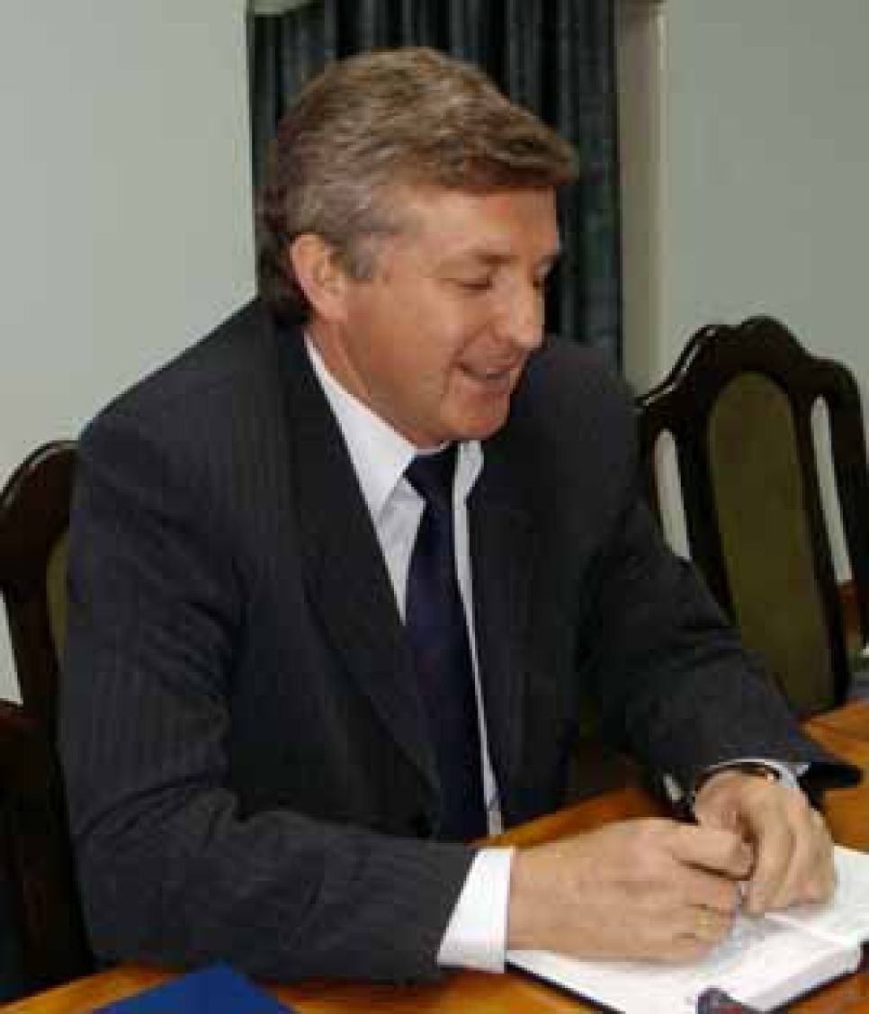 Таинственный новый фаворит Алтайского губернатора -Михаил Козлов имеет дружественные связи со "специалистом понедружественным поглощениям" Александром Глуховским.