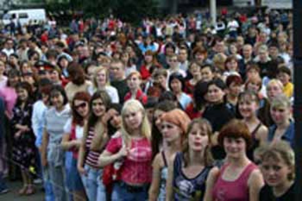 Горно-Алтайск сотрясают митинги: юные сторонники
Лапшина требуют роспуска Горного Курултая.