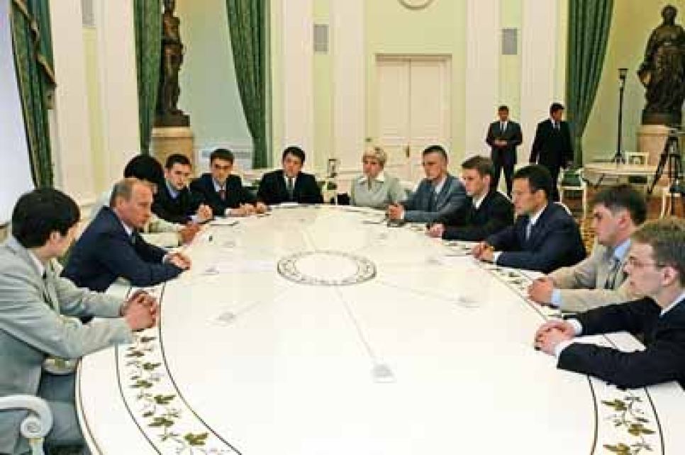 Пропутинское молодежное движение
"Наши" откладывает начало своей формальной деятельности в
Алтайском крае - намеченная на текущую неделю пресс-конференция
не будет проведена: в Барнаул не прибыл "федеральный
комиссар".