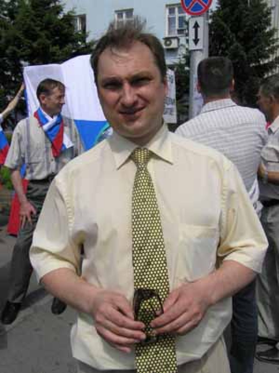 "Оргкомитет Общественной палаты" начал пикетирование здания
администрации Алтайского края и развернул-таки палатку
протеста - на первый случай бутафорскую.