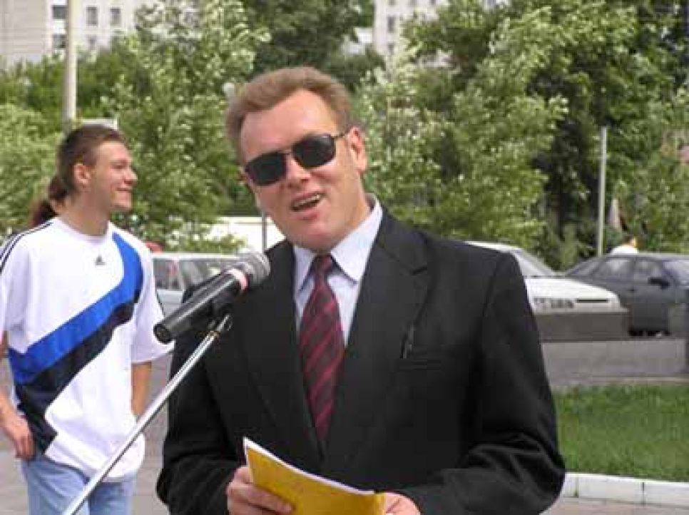 Уникальный митинг, приуроченный к началу
политологической конференции Владимира Рыжкова, собрал
представителей всех политических сил - от нацболов и "Обороны" -
до "Наших" и единороссов.