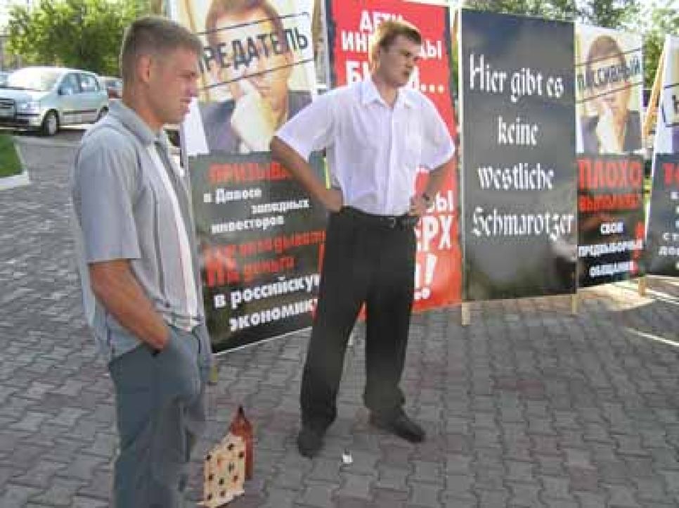 Уникальный митинг, приуроченный к началу
политологической конференции Владимира Рыжкова, собрал
представителей всех политических сил - от нацболов и "Обороны" -
до "Наших" и единороссов.