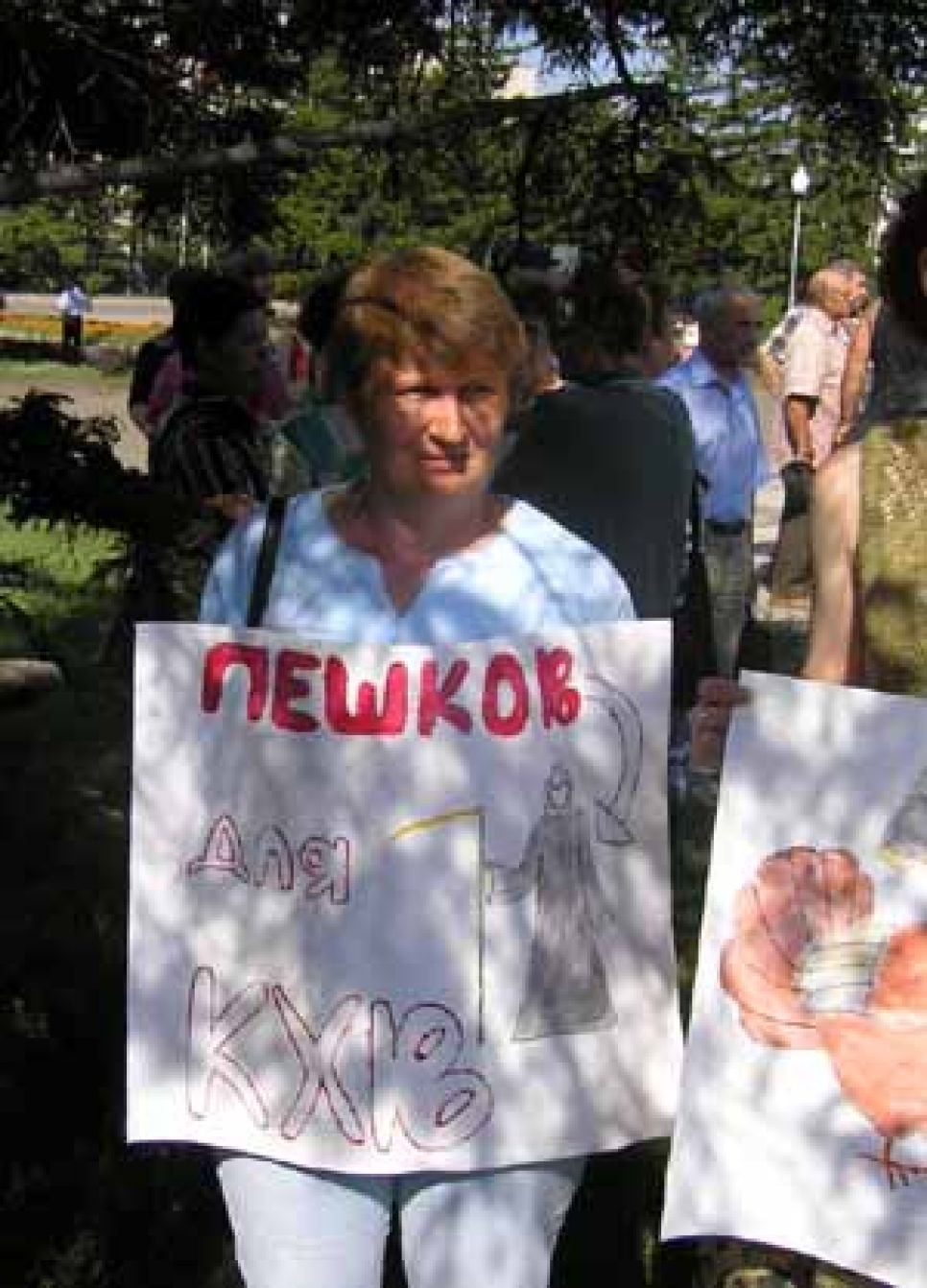 Увольняемые работники КХВ - о намерении разбить
палаточный городок у крайадминистрации: "Вы нас толкаете на
радикальные меры". "Но я же не старик Хоттабыч", - отвечает им
Михаил Козлов.