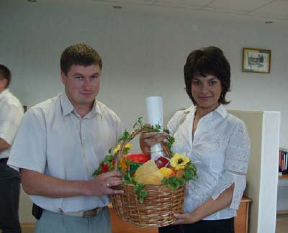 Елена Пацар стала обладательницей
продуктового набора от ОАО "Алмак"