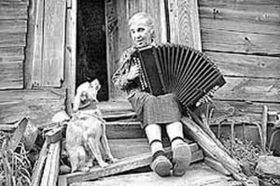 "Собачья жизнь": в Барнауле 65-летней бывшей санитарке приходится зарабатывать на жизнь, давая представления на улицах вместе со своей собачкой