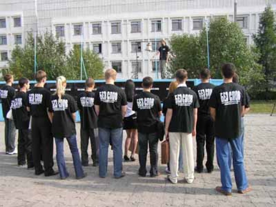 Митинг в память погибших во время теракта в Беслане
собрал в Барнауле лишь несколько десятков человек.