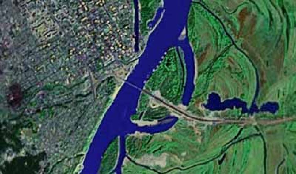 Барнаульский "Чикатило" жил в землянке за Новым
мостом, где сотрудники прокуратуры обнаружили захоронение из 13
трупов.