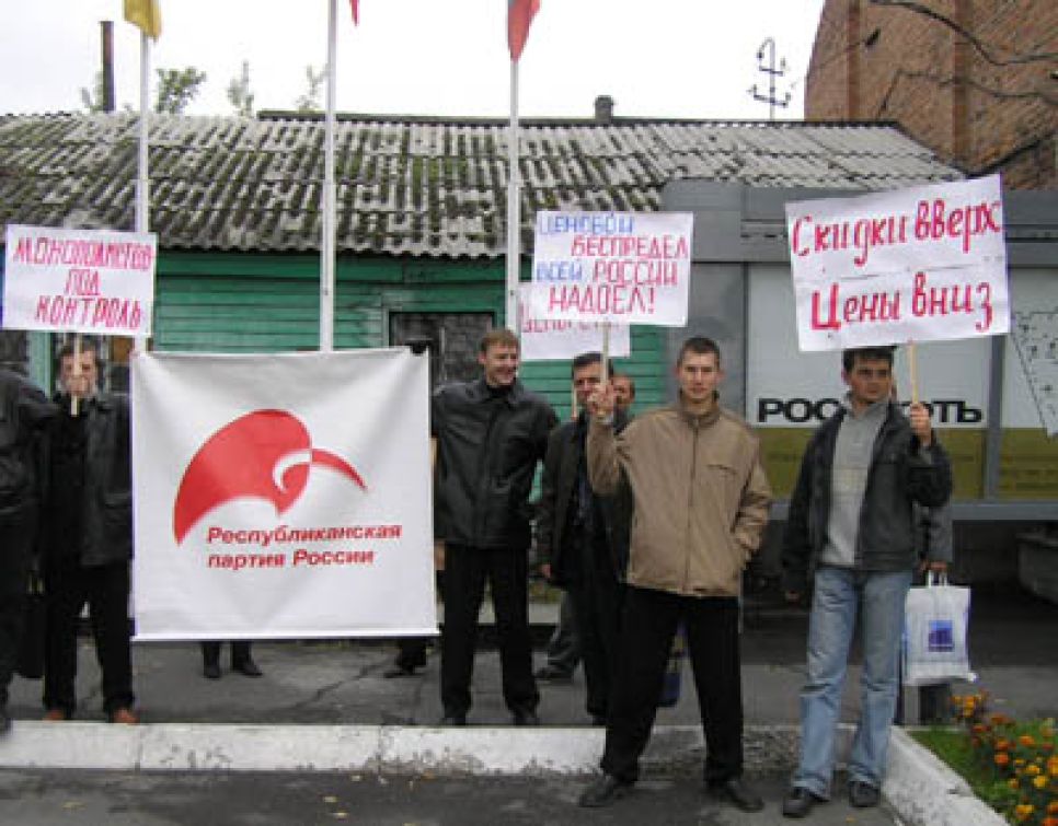 В Барнауле прошел первый пикет местных республиканцев:
против повышения цен на ГСМ протестовали даже лошади.