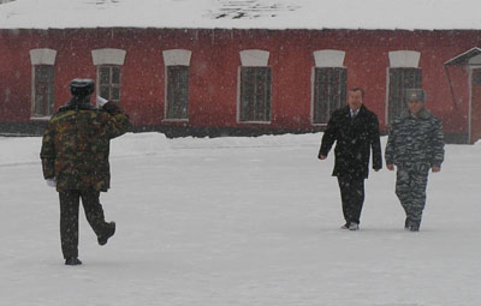 Начальник БЮИ МВД РФ Владимир Третьяков принял генеральские
погоны из рук главы администрации Алтайского края Александра
Карлина.